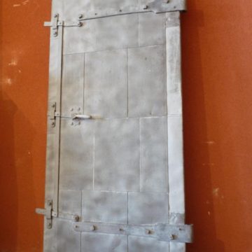 Portes anciennes en vieux bois et métal