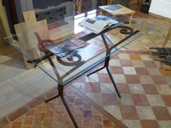 Table fer forgé et plateau verre