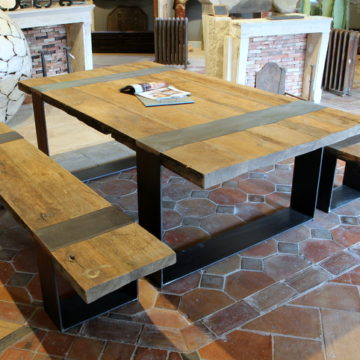 Table avec bancs en vieux chene et pieds fer