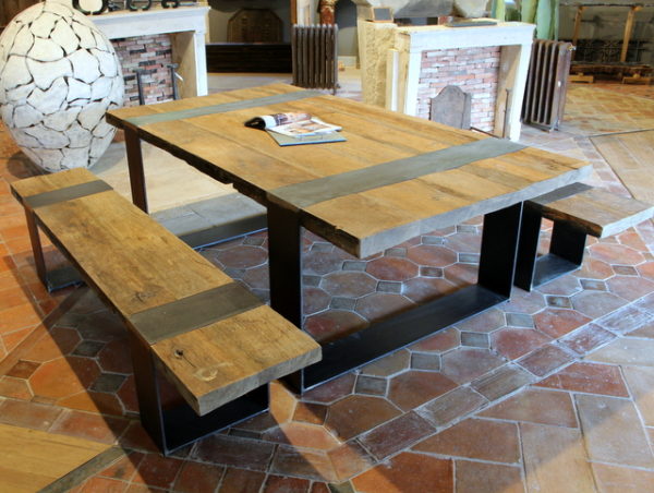 Table avec bancs en vieux chene et pieds fer