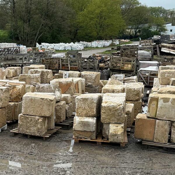 stone block retaining wall