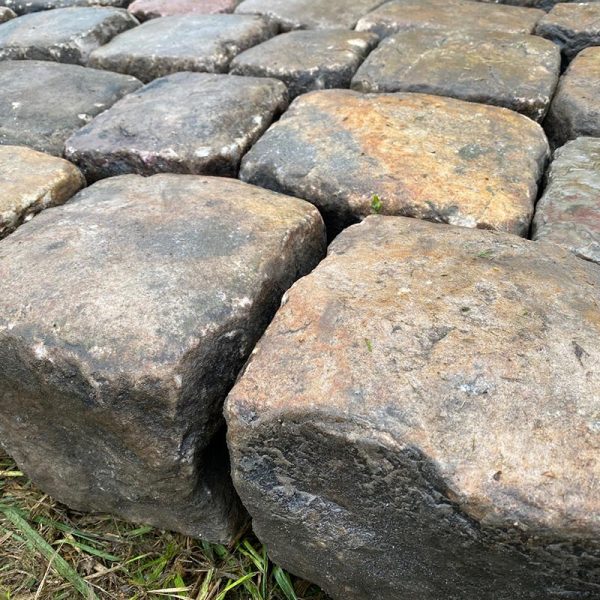 Zoom on reclaimed cobbles
