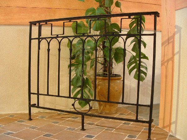 Balcon ancien en fer forgé