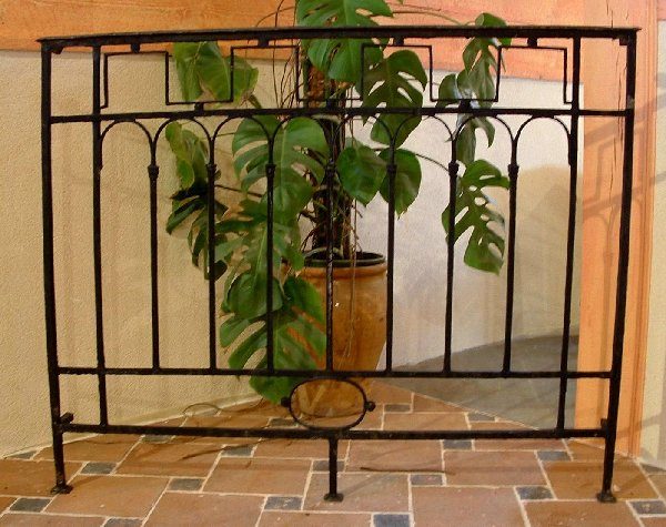 Balcon ancien en fer forgé