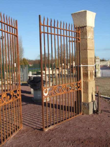 Portail en fer forgé ancien