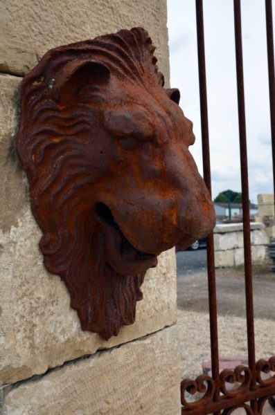 lion head deco in cast iron