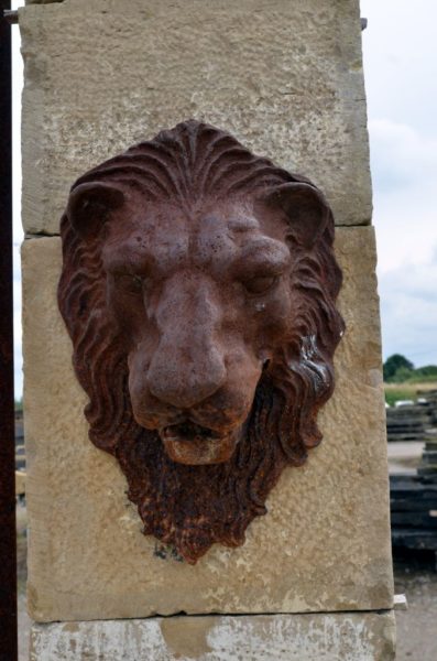 red color of the lion head in cast iron