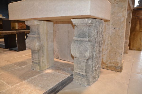 Balustre en pierre calcaire ancienne