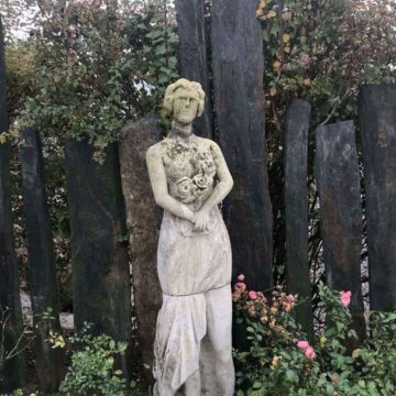 statue women with flowers