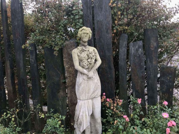statue women with flowers