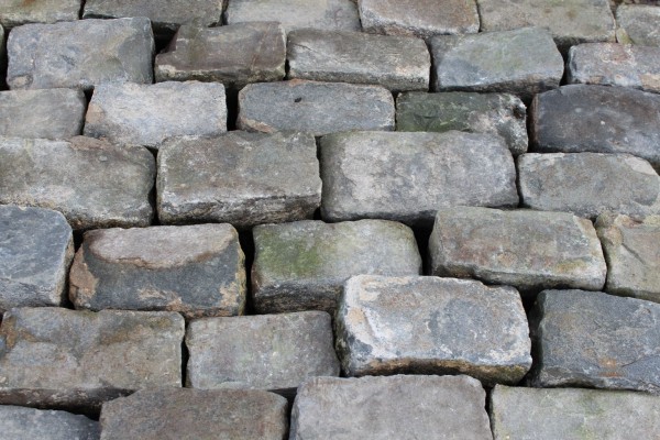 Vieux pavé en grès gris