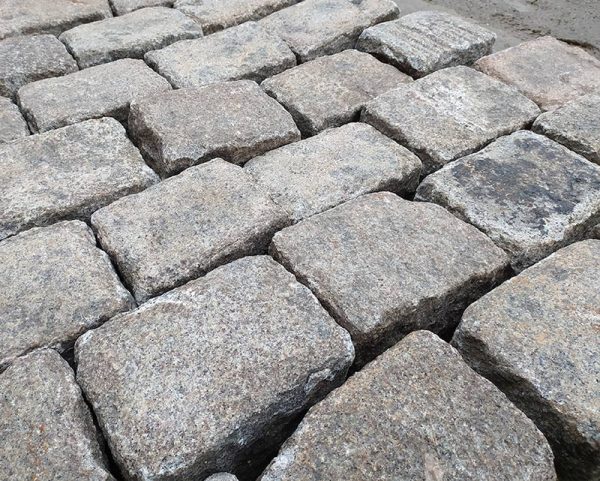 Grey cobbles in french granite
