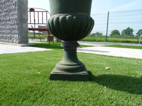 antique style of cast iron medicis green vase