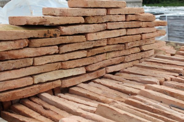 Reclaimed thin bricks