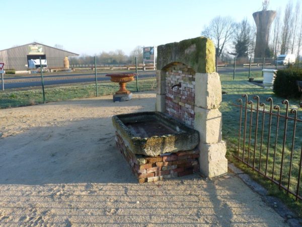 bac et fontaine ancienne en pierre