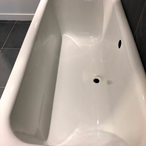 bathtub interior white