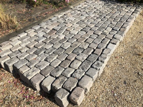 stock of reclaimed cobble stone vfrom france