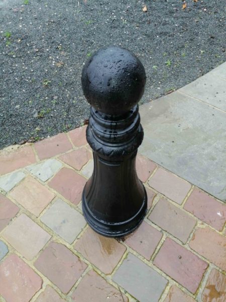 black color of the bollard