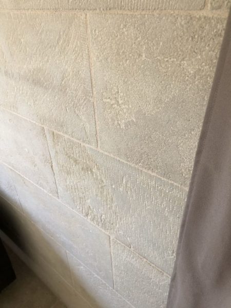 détails of the beige limestone wall-clading