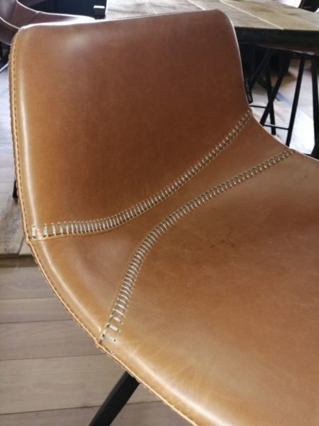 zoom on high leather chair