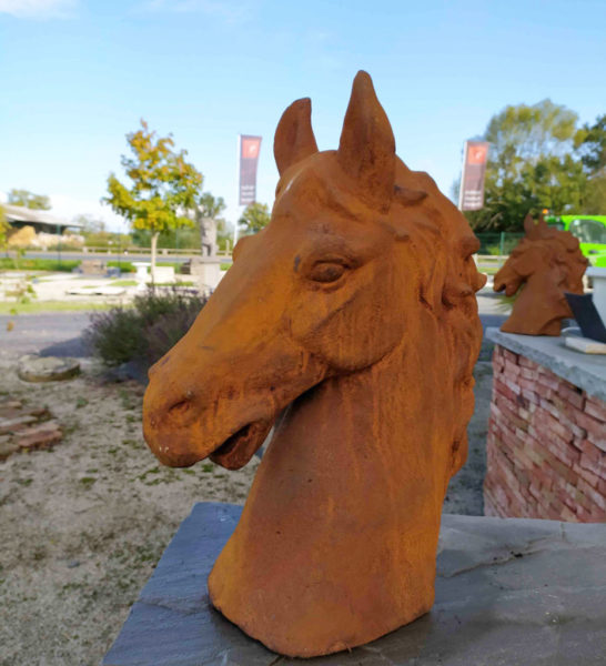 statue of horse head