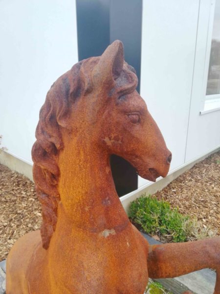 Antique style of horse statue