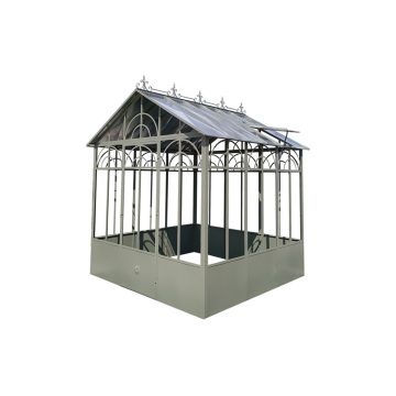 Traditional métal greenhouse with glass
