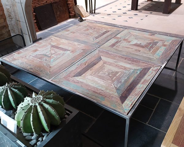 Squared table in teak