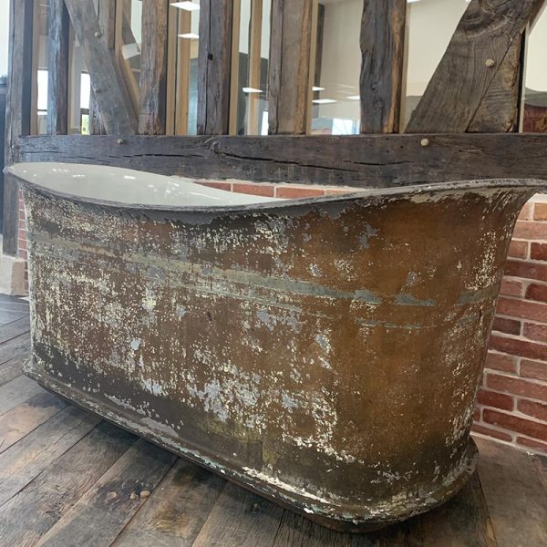 Bath in antique cast iron