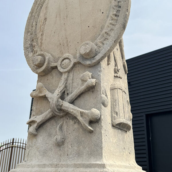 Skull of the antique obelisk