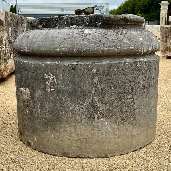 « tear drop » stone plinths