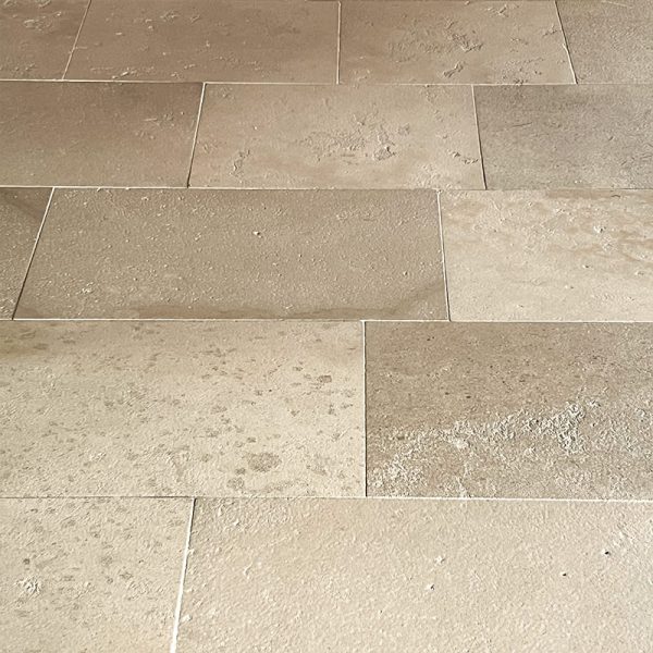Rectangular floor tiling with various lenghts