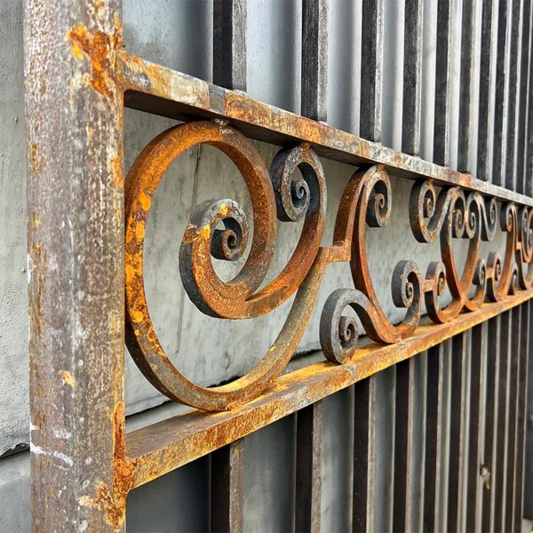 Splendid arabesque in the central of the gates
