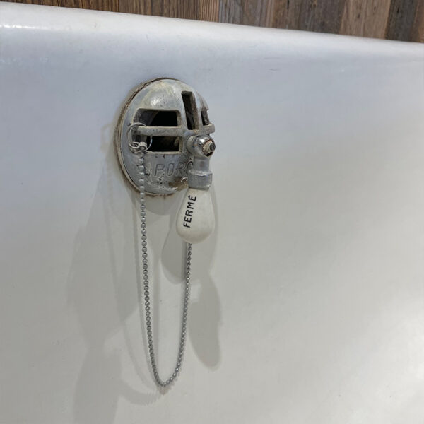Vintage bathtub with evacuation system
