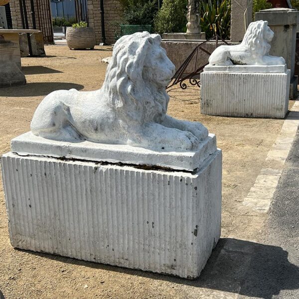 two statues of lion on base