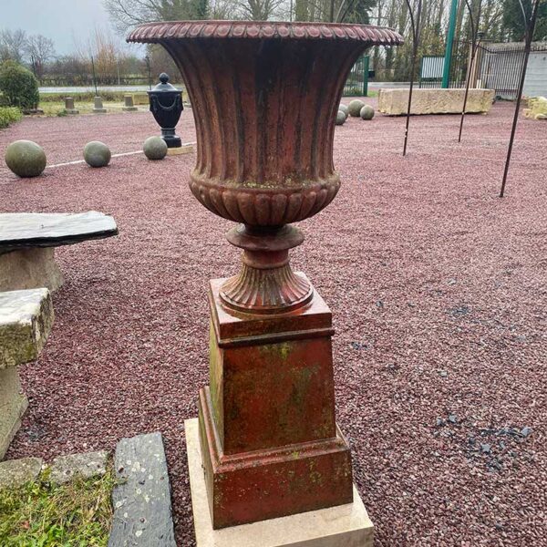 medici basin in cast iron on pedestal