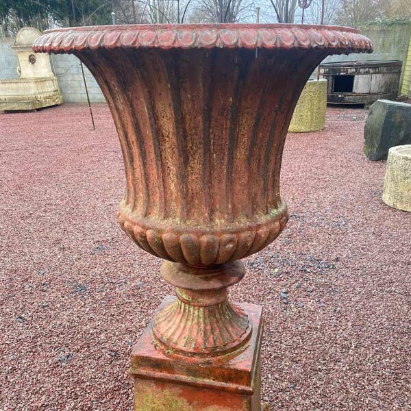 medici basin with fluting and scalloped edges