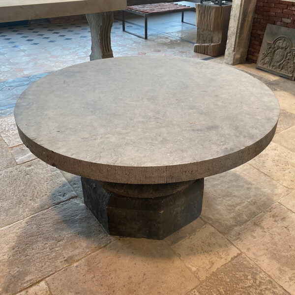 table with round top and leg in blue stone